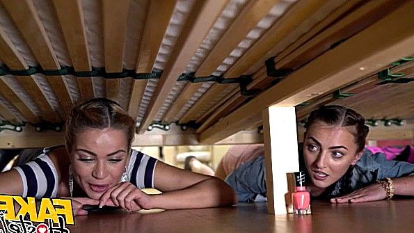 Застряли под кроватью в хостеле и получили трах