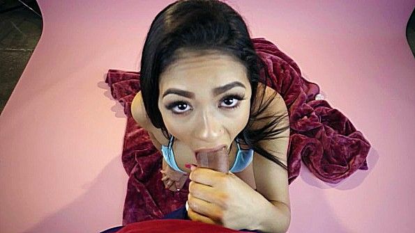 Кокетка в купальнике может сделать крутой минет