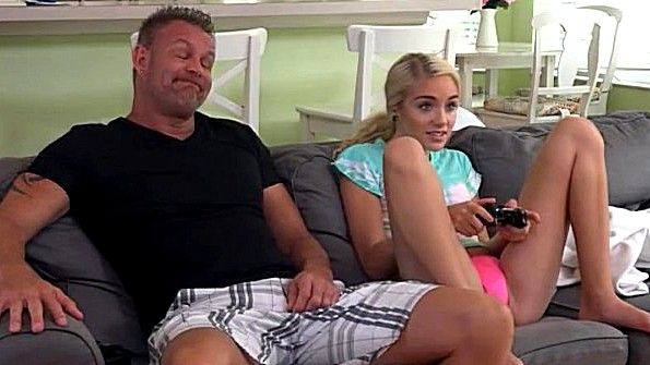 Показала отцу трусики и стала с ним горячо ебаться