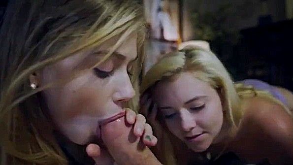 Девицы классно могут отсосать пенис на пару