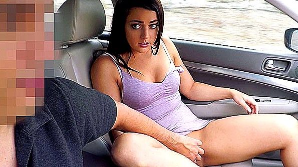 Ласкает пизду в машине и ебется у мужика в гостях