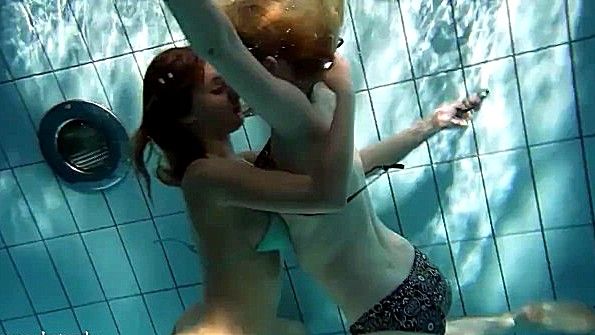 Сняли купальники под водой и занялись лесби