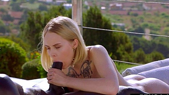 Шаловливая блондинка жестоко поебется с негром