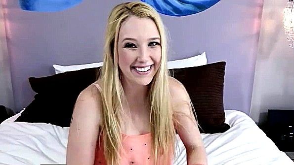 Пососала член и уверенно ебется с мужиком в постели