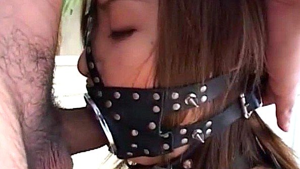 Японка со специальным устройством оттрахана в ротик