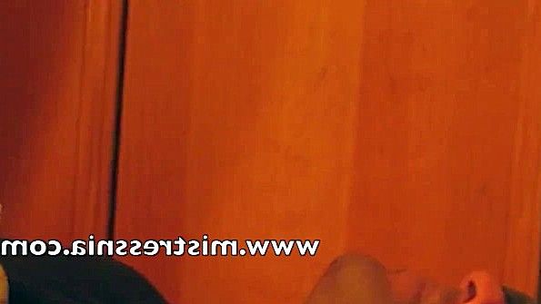 Заставляет мужика лизать ей стопы и пальцы на ногах