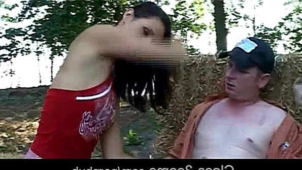 Две бабенки трахаются с чуваком прямо в лесу