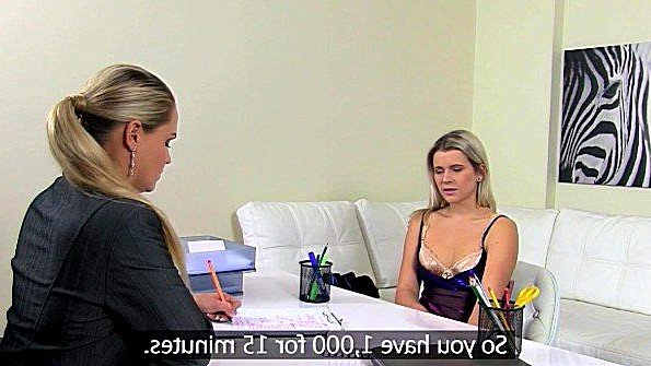 Женщина порно агент тестирует девушку сексуально