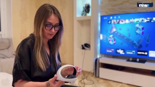 Трахнул мачеху, пока она зависала в виртуальной реальности