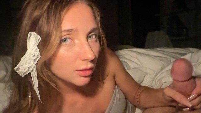 Младшей сестре приснился страшный сон. Пришлось успокаивать