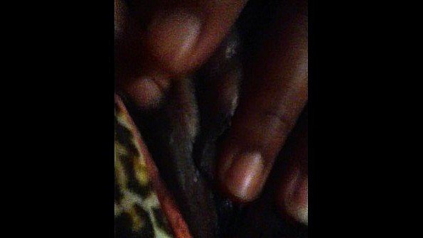 Негритянка ласкает пальцами пухлую пизду