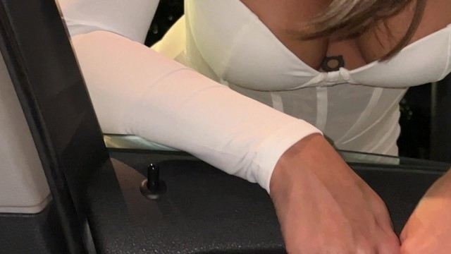 Снял зрелую шлюху на автомобильной парковке