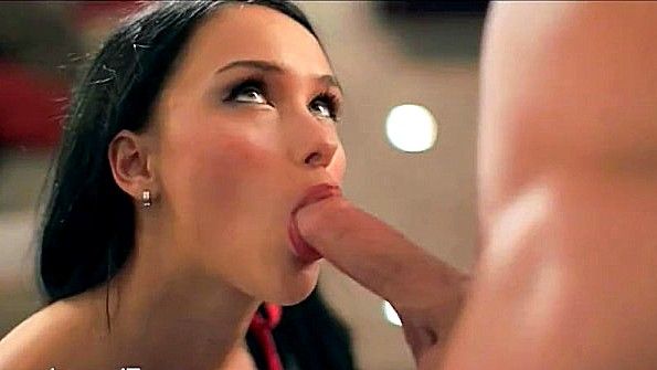 Очень элегантный минет со стороны развратницы