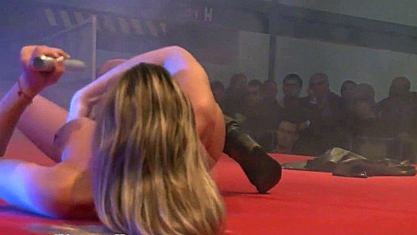 Раскованная стриптизерша мастурбирует перед публикой