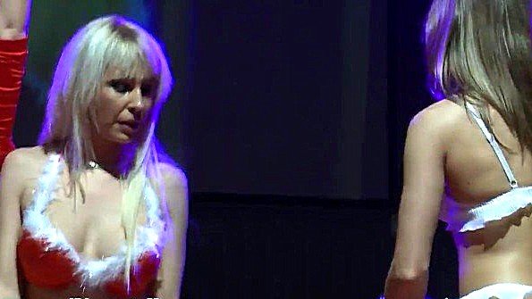 Снегурочки стриптизерши в красивом и пошлом шоу