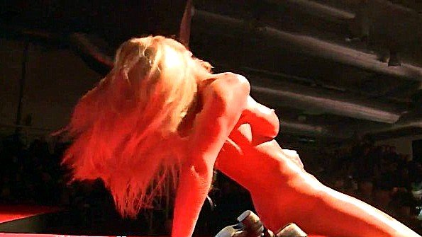 Горячая стриптизерша классно мастурбирует на сцене