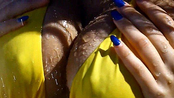 Красивые лесбиянки показывают свои шалости