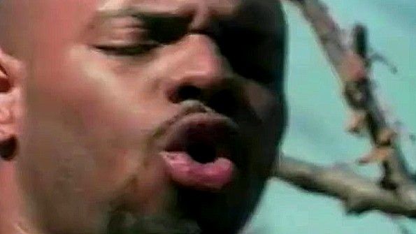 Парень трахает во дворе дома чернокожую подружку