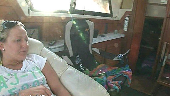 Возбужденные любительницы мастурбирует на лодке