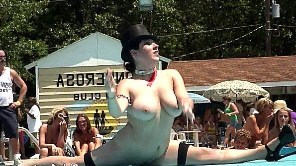 Голые любительницы пытаются завести толпу