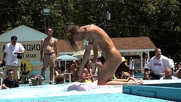 Раздевается перед толпой и готова подрочить