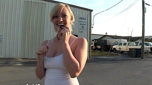 Кокетливая девица не прочь показать сиськи на улице