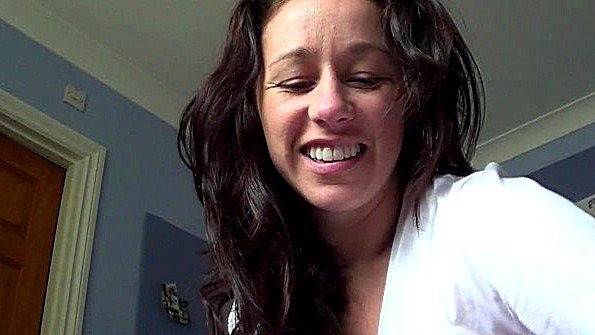 Пышногрудая баба шалит с дилдо перед веб камерой