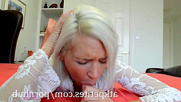 Озабоченная блондинка активно шалит с дилдо