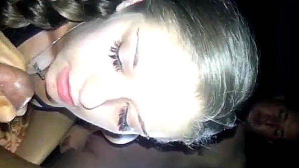 Отсасывает хуй пацана пока другой ебет сзади