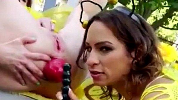 Разрабатывают очко и ебутся с негром откровенно