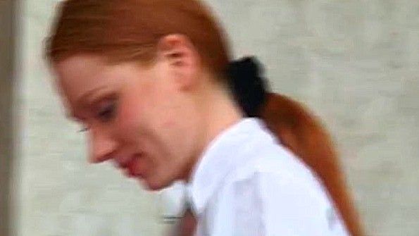 Униженный мужик лижет бабам и получает страпон