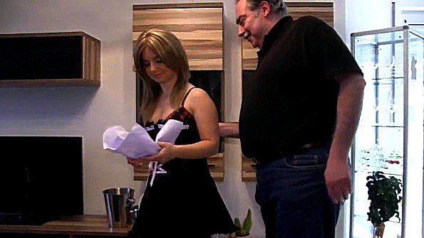 Сняла кокетливый наряд и бурно отдалась мужику