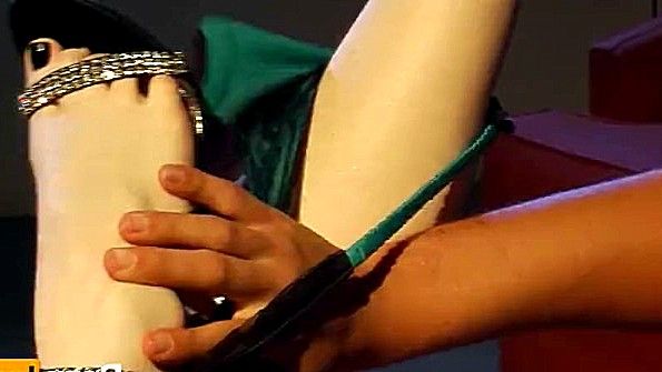 Рыжая стерва добралась до хуя парня и ебется с ним