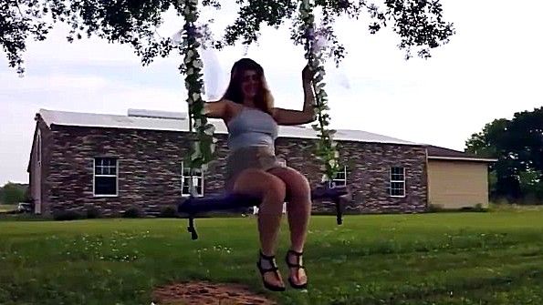 Рыжая красотка любит показывать прелести повсюду