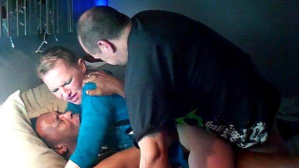 Муж привел негра домой и оттрахал с ним свою жену