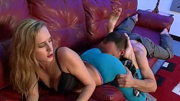 Чувак пытается лизать дырки бабе через лосины