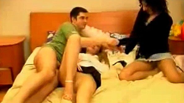 Жена застала мужа с другой и присоединилась к ним