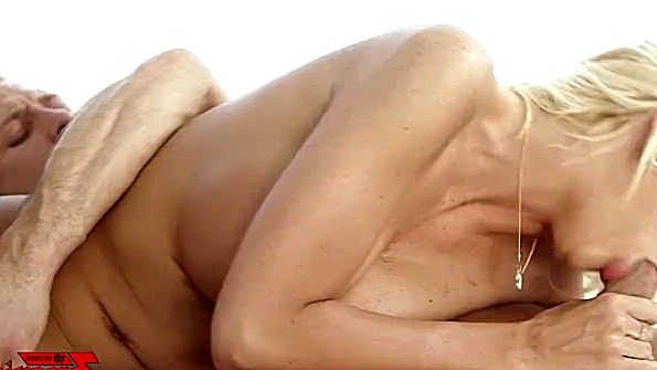 Возбужденная красотка страстно отдается ухажеру