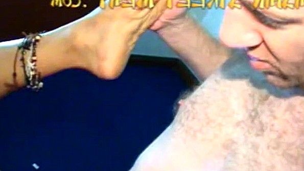 Азиатская сучка выдерживает жесткий трах мужика