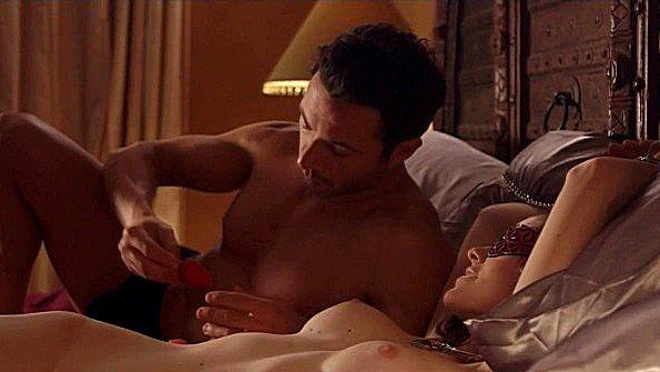 Сексуальные шалости со скованной брюнеткой