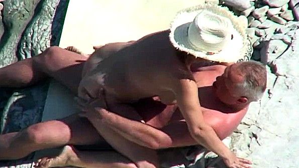 Подсматривание за сексом старой пары на пляже
