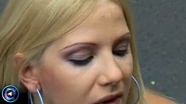 Девка искусно дрочит хуй чуваку и заставляет кончить