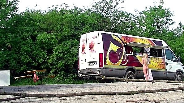 Голая девушка гуляет на природе и общается с людьми