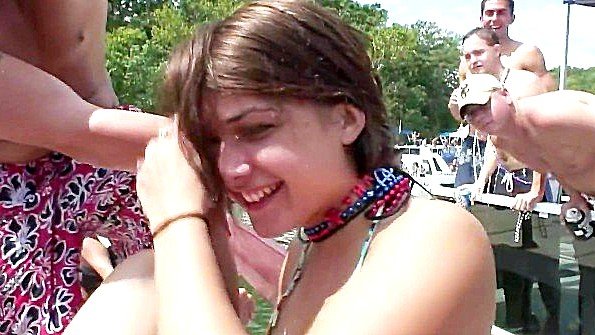 Жаркие лесбийские шалости девиц на яхте