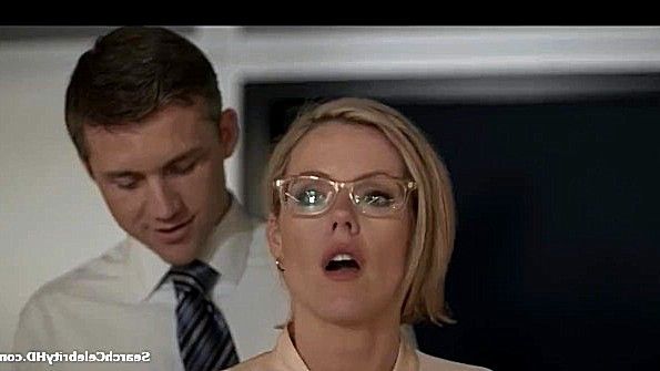 Восхитительная Kathleen Robertson в сцене секса с боссом