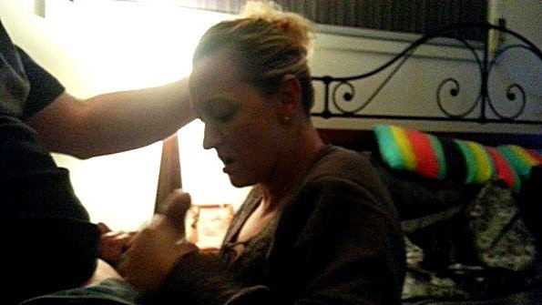 Милфа отсосет хуй у мужа и любовника за один раз