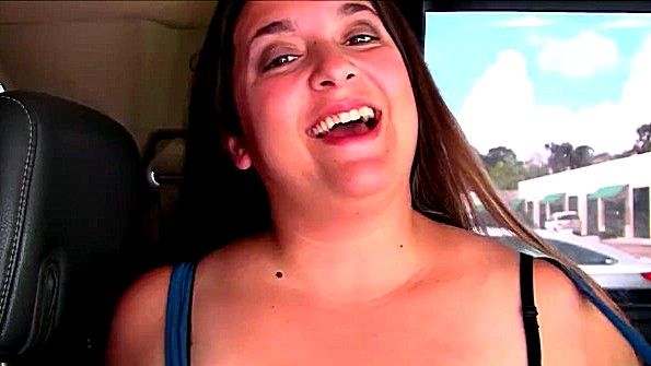 Бабе нравится сосать хуи из дырок в стенах до спермы