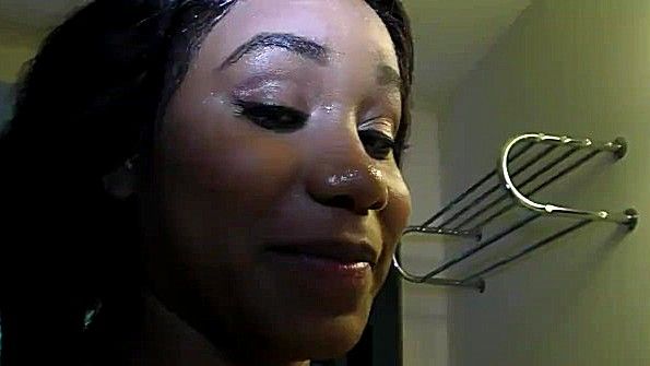 Помог негритянке задрать платье и стал ее трахать