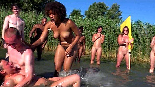 Девки раздеваются догола и веселятся в пруду