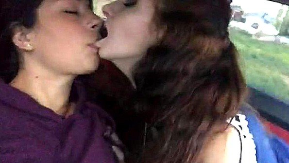 Девки активно целуются в машине и ласкают сиськи